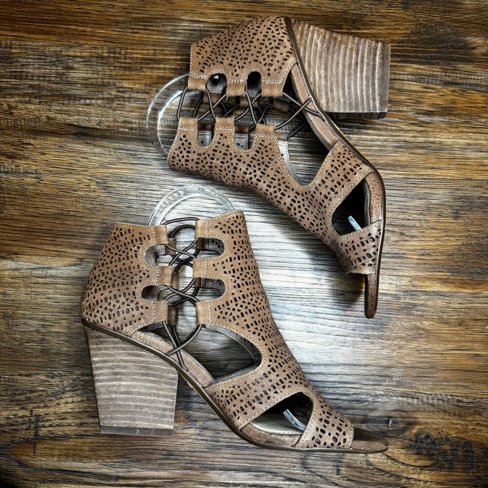 Vince Comuto Corbina sz 7 boho leather laser cut smoke taupe block heel booties